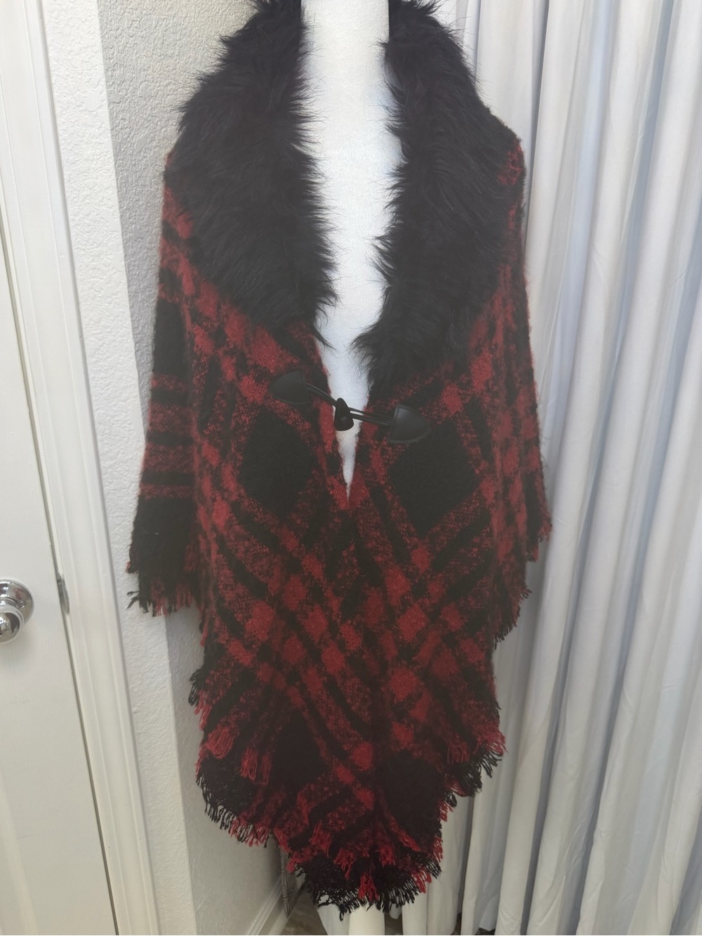 NWT Simply Noelle Buffalo Plaid Poncho Faux Fur Collar Toggle Wrap OS